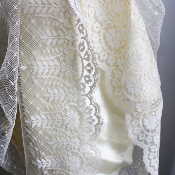 Elegant Cream Lace Dress - Picture 14 of 15